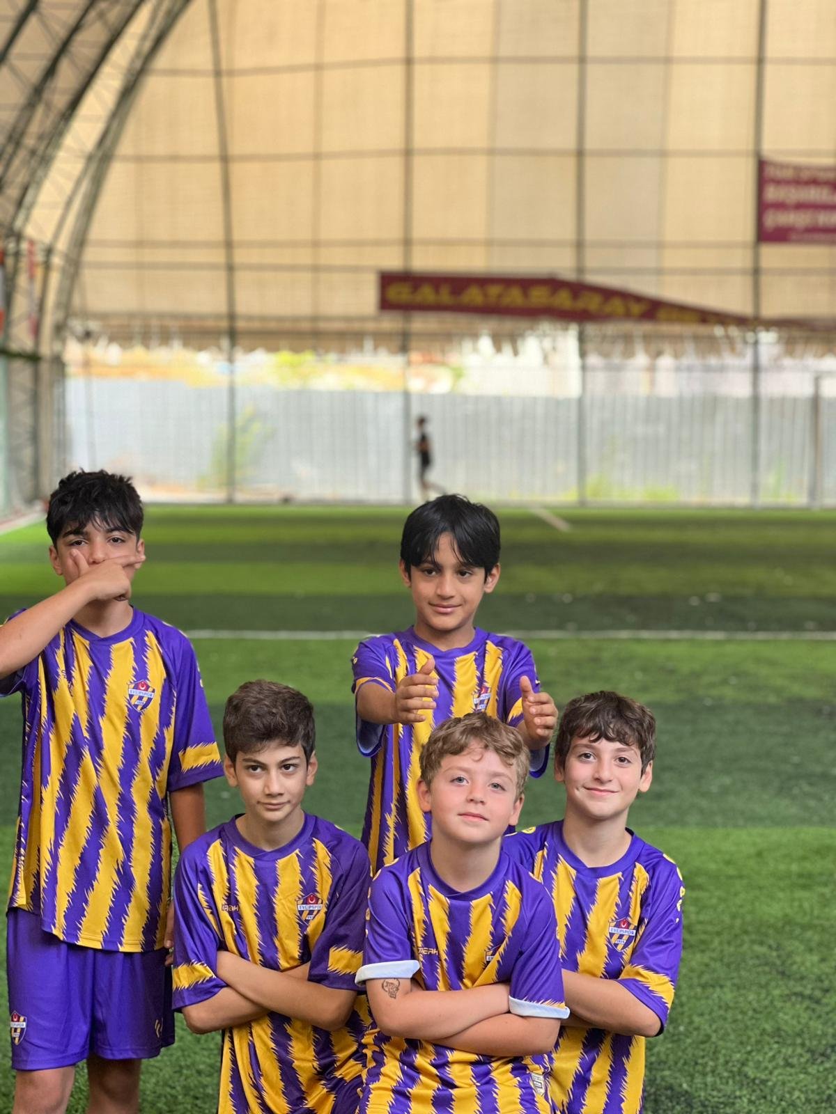 Antrenmanda top süren çocuk